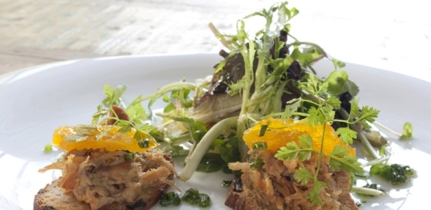 A Salada Verde com Civet de Coelho é uma das opções do Lola Bistrô 