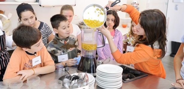 Crianças durante aula na Escola de Cozinha Wilma Kovësi