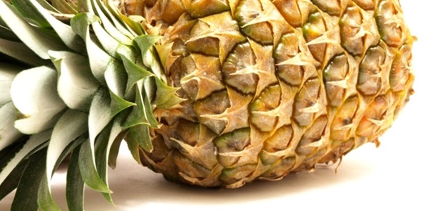 Abacaxi, fruta cujo nome em português deriva do tupi e quer dizer "fruta cheirosa"