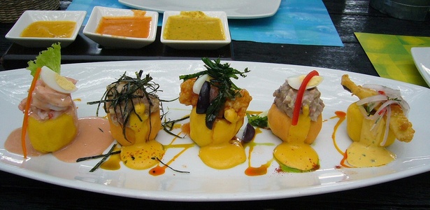 Em viagem ao Peru, os turistas gourmets podem degustar o prato Causa Mista, típico do país