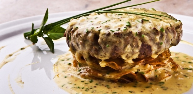 Premium Steak Burger: carne com molho de mostarda em grãos e pimenta verde. Como acompanhamento, Galette de Batata