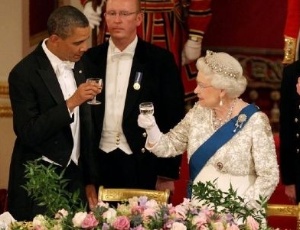 O presidente Barack Obama brinda com a Rainha