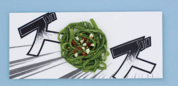Prato criado pela artista japonesa Mika Tsutai com mangás que interagem com a comida