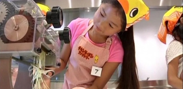 Crianças se divertem preparando massa de macarrão. Ideia é desenvolver espirito empreendedor