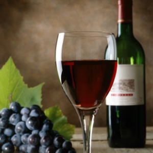 Componente no vinho leva à longevidade, mas seriam precisas 100 taças para atingir os benefícios - Thinkstock