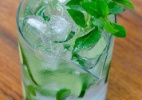 Saudável, água aromatizada com pepino e manjericão é uma das pedidas para o calor - Divulgação