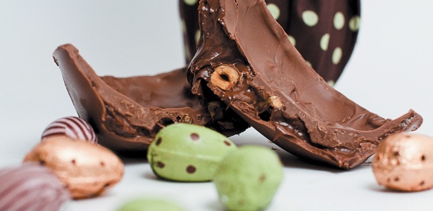 Entre duas finas camadas de chocolate no ovo trufado da Pecadille, há um creme doce